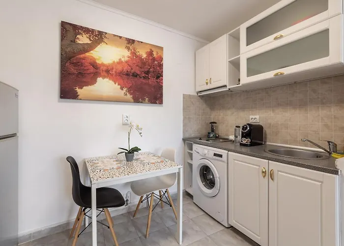 Downtown Victoria By Citybookings * Bucareste